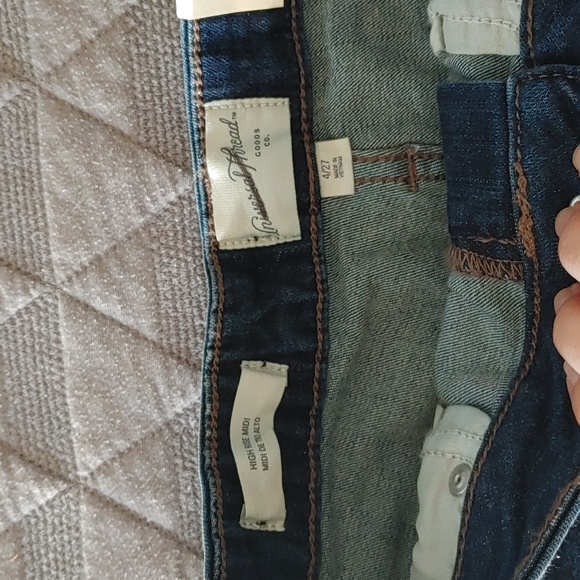 Universal Threads High Rise Midi shorts size 4 - Picture 4 of 11